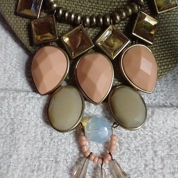 Goldtone green 🍏 peach 🍑 runway statement necklace lane bryant - Picture 4 of 4